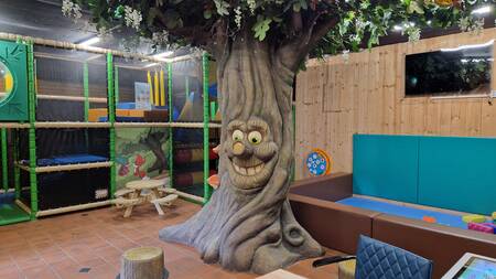 De kleine binnenspeeltuin van vakantiepark De Thijmse Berg