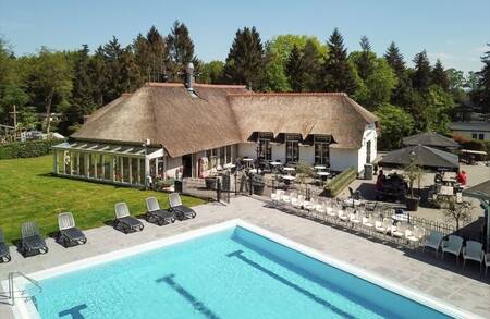 Het buitenbad bij de Brasserie op vakantiepark De Thijmse Berg