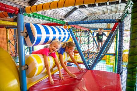 Kinderen spelen in de indoorspeeltuin "Happy Heintje" van camping De Witte Berg