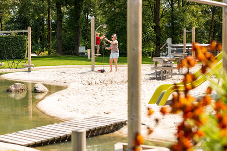 Moeder met kind aan het spelen in de waterspeeltuin op De Witte Berg