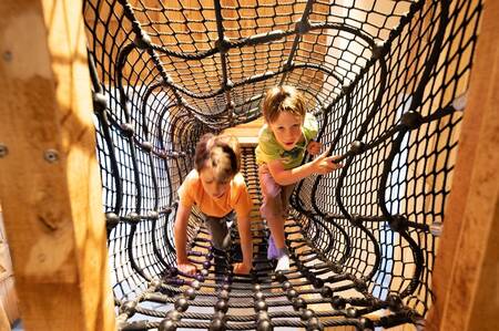 Kinderen aan het spelen in de binnenspeeltuin van vakantiepark Dormio Eifeler Tor