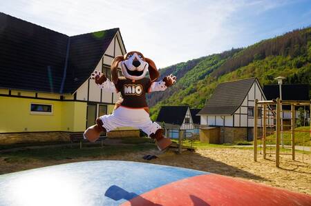 Mascotte Mio springt op een airtrampoline in een speeltuin op vakantiepark Dormio Eifeler Tor