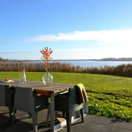 Uitzicht over het "Nieuwe Robbengat" vanuit de tuin van een vakantiehuis op Dutchen Baayvillas
