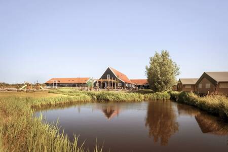 Glamping tenten aan het water op vakantiepark Dutchen Erfgoedpark de Hoop