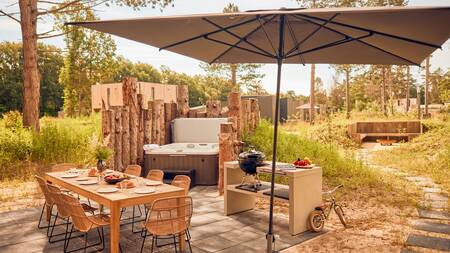 Tuin met whirlpool en buitenkeuken op vakantiepark Dutchen Park de Zeegser Duinen