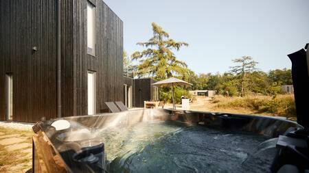 Whirlpool in de tuin van een vakantiehuis op vakantiepark Dutchen Park de Zeegser Duinen