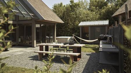 Buitenkeuken in de tuin van een luxe villa op vakantiepark Dutchen Park Duynvoet