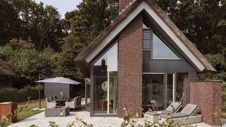 Luxe vakantiewoning met tuinmeubelen in de ruime tuin op Dutchen Villapark Mooi Schoorl