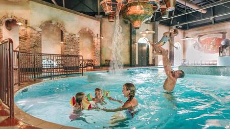 Het "Badhuys" indoor zwembad op vakantiepark Efteling Bosrijk