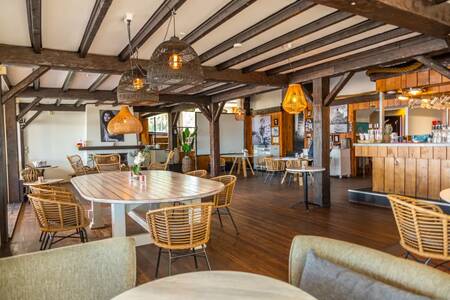 Tafels met stoelen in het restaurant van vakantiepark Europarcs Bad Hoophuizen