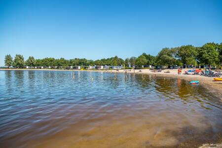 Strand aan het Veluwemeer op vakantiepark Europarcs Bad Hoophuizen