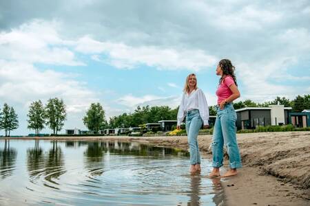 2 vrouwen in het water voor vakantiehuizen op vakantiepark Europarcs Bad Hoophuizen