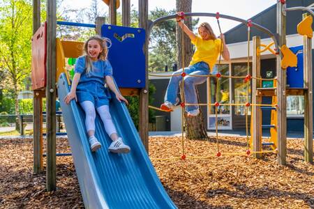 Kinderen spelen in de speeltuin op vakantiepark EuroParcs Beekbergen