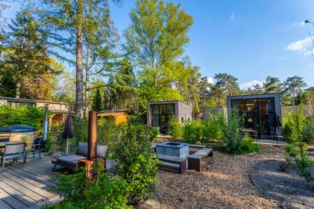 Vuurplaats tussen tiny houses op vakantiepark EuroParcs Beekbergen