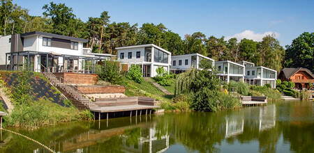 Vakantiehuizen met steigers aan het water op vakantiepark EuroParcs Brunssummerheide