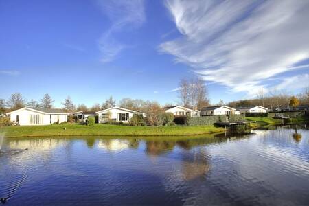 Chalets aan het water op vakantiepark EuroParcs Buitenhuizen