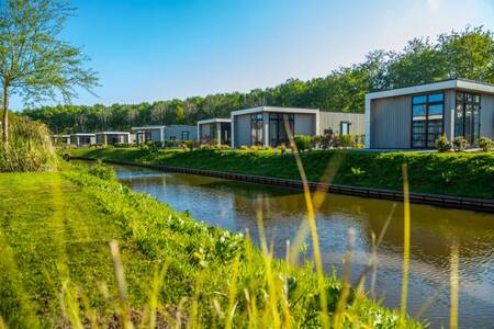 Vakantiehuizen aan een sloot op vakantiepark EuroParcs Buitenhuizen