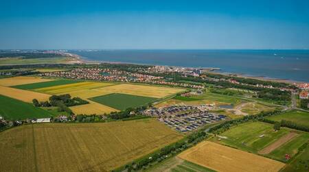 Luchtfoto van vakantiepark EuroParcs Cadzand aan de Noordzeekust in Zeeland