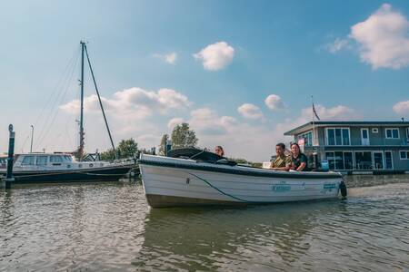 Stel heeft een boot gehuurd bij de bootverhuur op vakantiepark EuroParcs De Biesbosch