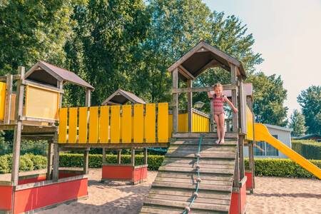 Meisje speelt in de speeltuin op vakantiepark EuroParcs De Biesbosch