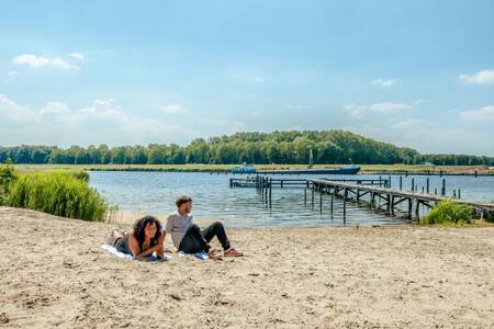 Strand en steiger aan het Reevemeer op vakantiepark EuroParcs De IJssel Eilanden