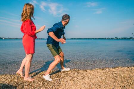 Stel aan het strand bij vakantiepark EuroParcs De Kraaijenbergse Plassen