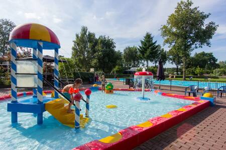 Kinderen in het buiten peuterbad op vakantiepark EuroParcs De Wije Werelt