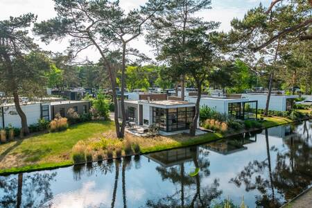 Chalets aan het water op vakantiepark EuroParcs de Zanding