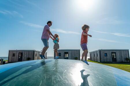 Mensen springen op de airtrampoline in een speeltuin op vakantiepark EuroParcs Enkhuizer Strand