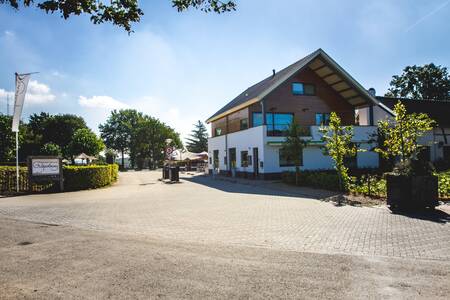 De parktoegang van vakantiepark EuroParcs Gulperberg in Zuid-Limburg