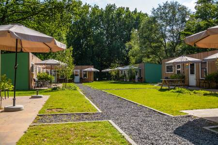 Chalets op een veld op vakantiepark Europarcs Het Amsterdamse Bos