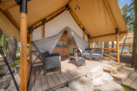 Lodge met veranda op vakantiepark EuroParcs Hoge Kempen