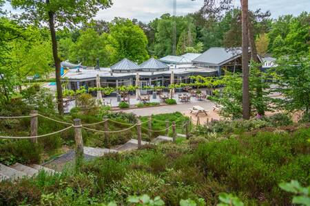 Het centrumgebouw van vakantiepark EuroParcs Maasduinen