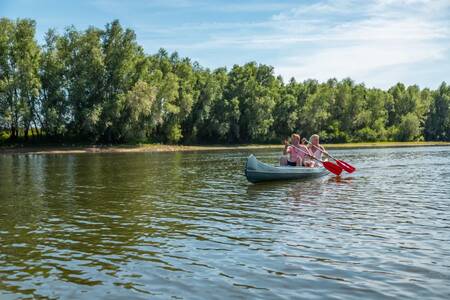 Mensen aan het kanoën op vakantiepark EuroParcs Marina Strandbad