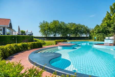 Het zwembad van vakantiepark EuroParcs Marina Strandbad