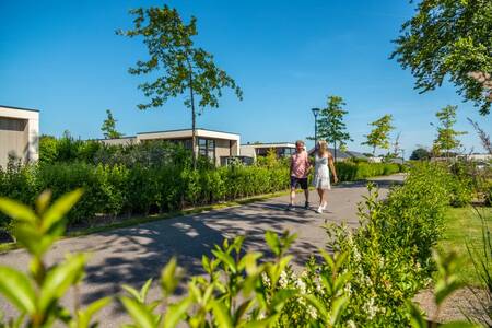 Stel wandelt voor vakantiehuizen op vakantiepark EuroParcs Marina Strandbad