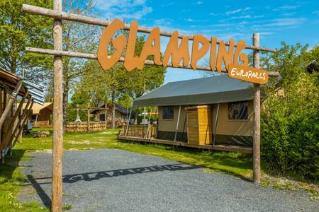 Glampingtenen op een veld op vakantiepark EuroParcs Molengroet