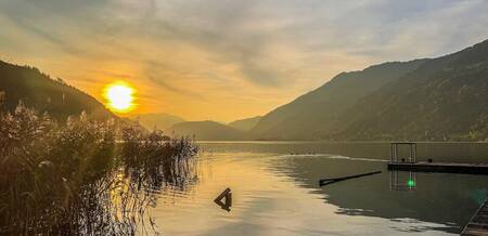 vlot in het water van de Ossiacher See