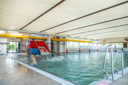 Kinderen aan het zwemmen in het zwembad van vakantiepark EuroParcs Poort van Maastricht