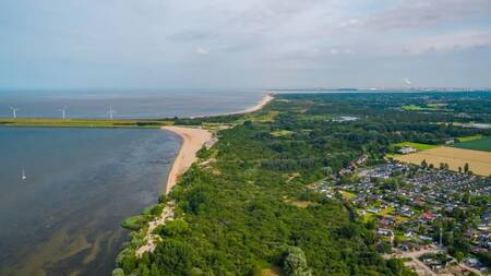 Luchtfoto van het Haringvliet en vakantiepark EuroParcs Poort van Zeeland