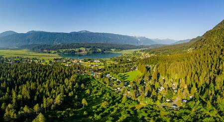Luchtfoto van vakantiepark EuroParcs Pressegger See, bergen en bossen