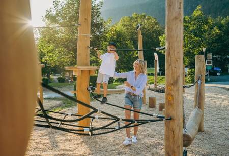 Jongen aan het klimmen in de speeltuin van vakantiepark EuroParcs Pressegger See