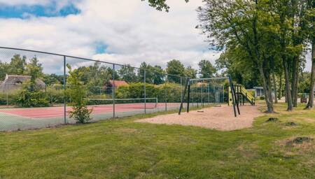 Speeltuin naast de tennisbaan op vakantiepark EuroParcs Reestervallei