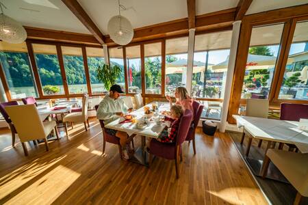 Een stel aan het eten bij het restaurant op vakantiepark EuroParcs Rosental