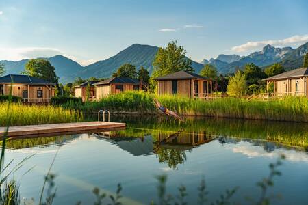 Vakantiehuizen rondom de zwemvijver op vakantiepark EuroParcs Rosental