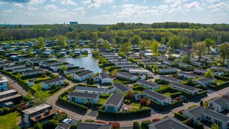 Luchtfoto van vakantiehuizen op vakantiepark EuroParcs Spaarnwoude