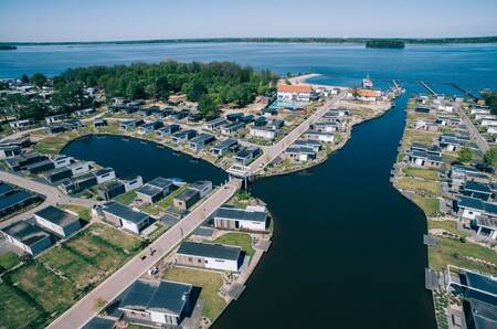 Luchtfoto van vakantiehuizen op vakantiepark EuroParcs Veluwemeer en het Veluwemeer