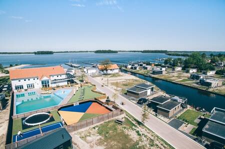 Luchtfoto van vakantiepark EuroParcs Veluwemeer aan het Veluwemeer