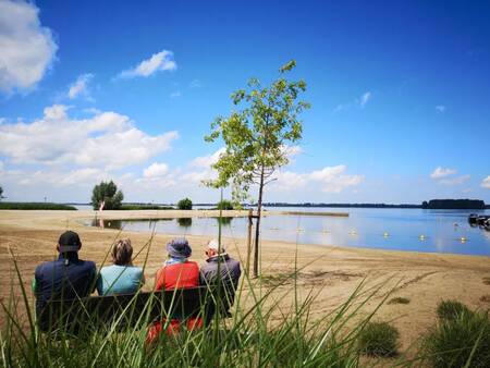 Mensen op het strand aan het Veluwemeer op vakantiepark EuroParcs Veluwemeer