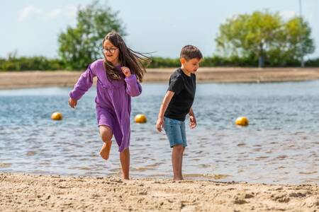 Kinderen spelen op het strand van het Veluwemeer op vakantiepark EuroParcs Veluwemeer